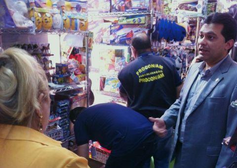 Fiscalização retira armas de brinquedos das prateleiras